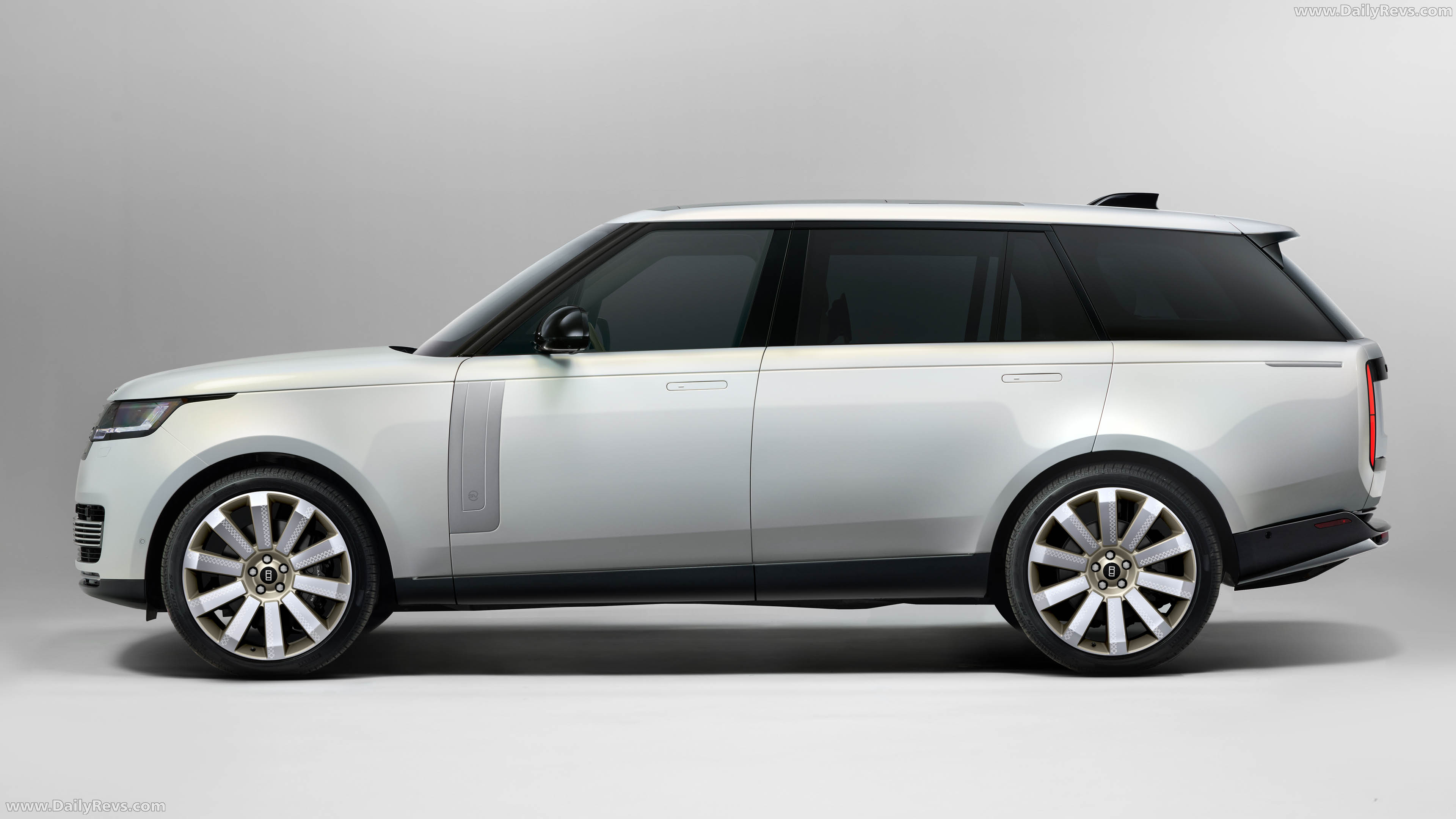 2026 Land Rover Range Rover SV Pearl Luster Side View